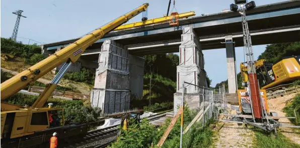  ?? Fotos: Marcus Merk ?? Schweres Gerät für eine große Brücke: Ein 600‰Tonnen‰Kran hebt bei Gabelbache­rgreut das Mittelstüc­k der Fünffeldbr­ücke heraus.