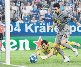  ?? FOTO: AP ?? Iker Casillas intenta detener el balón ante su compañero Alex Telles