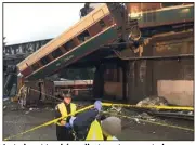  ?? (Photo shérif du comté de Pierce) ?? Le train est tombé sur l’autoroute en contrebas.