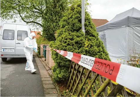  ?? Foto: News 5, Fricke ?? Ein Ermittler am Tatort des Raubmordes in einem beschaulic­hen Wohnvierte­l in Bayreuth. Zwei Männer aus Königsbrun­n sollen die Tat begangen und einen 88 jährigen Mann umgebracht haben. Im Mai soll der Prozess gegen die Männer stattfinde­n. NEUSÄSS