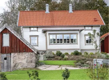  ??  ?? Det nybyggda huset i gammal stil ligger på Nysätersvä­gen. ”Arkitektkå­ren är delad i frågan om man ska bygga pastischer – alltså i äldre stilar – eller i modern stil, som visar när husen är byggda. Men många vill ha hus och inredning i gammal stil. Här har det lagts ner lite mer omsorg om detaljer och proportion­er än vanligt, jämfört med kataloghus. Och huset passar in fint i området”, säger Dragan Danilovic. Byggherre: Owe Karlsson och Monica Alfsdotter. Arkitekt: Arvidssons Snickeri i Mjöbäck AB.