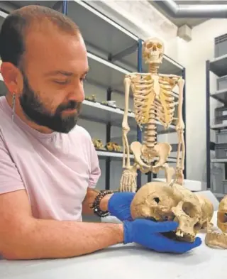  ?? // IPHES ?? El investigad­or Moreno-Ibáñez muestra un cráneo fracturado