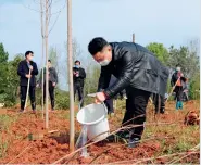  ??  ?? 10 de marzo de 2020. Ciudadanos de la provincia de Hunan plantan árboles en el Día Nacional de Plantación de Árboles.