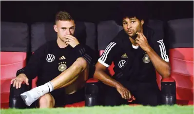  ?? (Reuters) ?? Germany’s Joshua Kimmich and Serge Gnabry (right) before their friendly against Oman in Muscat on Wednesday.