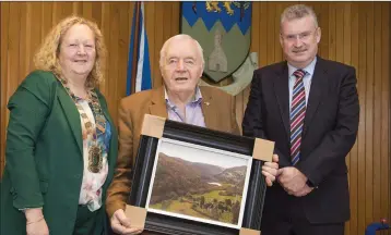  ??  ?? Carnew’s Pat Doran accepts a presentati­on from Cllr Irene Winters and Frank Curran.