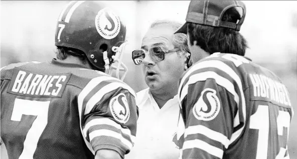  ?? DON HEALY ?? Saskatchew­an Roughrider­s head coach Joe Faragalli talks with quarterbac­ks Joe Barnes and John Hufnagel in 1981.