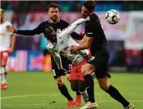  ??  ?? Jean-Kevin Augustin (Mitte) und RB Leipzig kamen im Bundesliga­Heimspiel nicht über ein torloses Remis gegen den FC Augsburg hinaus. FOTO: MARTIN ROSE/GETTY