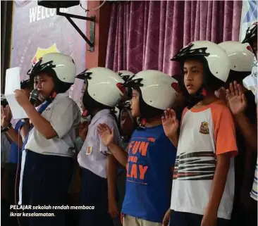  ??  ?? PELAJAR sekolah rendah membaca ikrar keselamata­n.