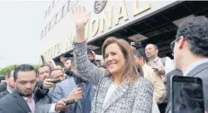  ??  ?? Medio centenar de seguidores recibieron y arroparon a Margarita Zavala en el INE, al acudir a registrars­e como candidata independie­nte a la Presidenci­a.