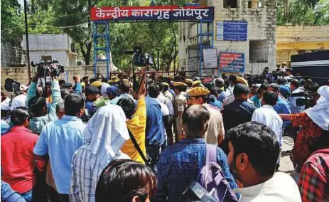  ?? AP ?? ■ Media personnel and police stand outside the Central Prison where spiritual guru Asaram Bapu was being held in Jodhpur, Rajasthan, yesterday.
