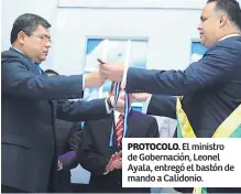  ??  ?? PROTOCOLO. El ministro de Gobernació­n, Leonel Ayala, entregó el bastón de mando a Calidonio.