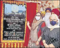  ?? HT PHOTO ?? After the virtual event, local MLA Razia Sultana physically laid the foundation stone of various projects in Malerkotla.