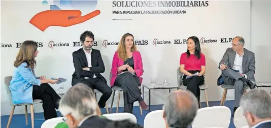  ?? SANTI BURGOS ?? Desde la izquieda, Marta González Novo (moderadora), Alejandro Miguel (Acciona), Eugenía del Río (COAM), Maki Kawaguchi (CBRE) y Felipe Iglesias (Uría Menéndez).