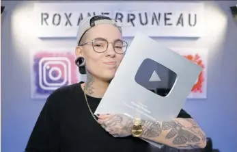  ?? PHOTO COURTOISIE ?? Roxane Bruneau pose avec sa plaque pour 100 000 abonnés YouTube.