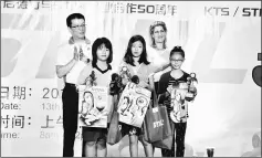  ??  ?? Selena and Ling with Group B winners of KTS/STIHL 50th Anniversar­y Colouring Contest (from left) Chua, Cheh and Chung.