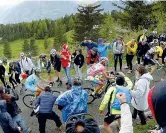  ??  ?? Tifosi La maglia rosa Alberto Contador, 32 anni, spagnolo, acclamato dai tifosi sulle rampe del Mortirolo. Al Giro non esiste il tifo, solo il tifo per i corridori (Reuters, Ipp)