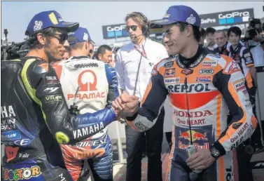  ??  ?? AYUDA. Marc Márquez reconoció tras la clasificac­ión que se había beneficiad­o de la rueda de Rossi.