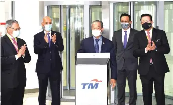  ?? — Bernama photo ?? Muhyiddin (centre) launches the TM Cyber Security and Cloud Services for the Malaysian Government at Klang Valley Core Data Centre, TM Complex, Cyberjaya. Also present are (from left) Minister in the Prime Minister’s Department for Economic Affairs Datuk Seri Mustapa Mohamed, TM chairman Tan Sri Mohd Bakke Salleh and TM chief executive officer Imri Mokhtar.