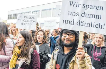  ?? FOTOS: JULIUS BÖHM ?? Für mehr Bildungsge­rechtigkei­t: 200 Studierend­e nutzten den Besuch von Theresia Bauer zum Anlass, zu demonstrie­ren.