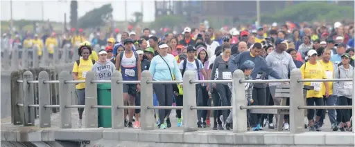  ?? PICTURES: BRENTON GEACH ?? HUGE EFFORT: The more than 13000 people who took part in the Annual Blisters For Bread walk went along the Atlantic Seaboard.