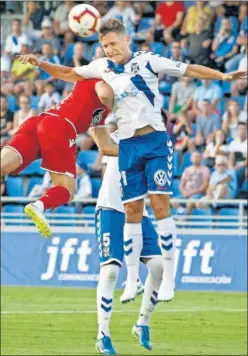  ??  ?? POLÉMICA. En esta acción, el colegiado vio penalti de Alberto.