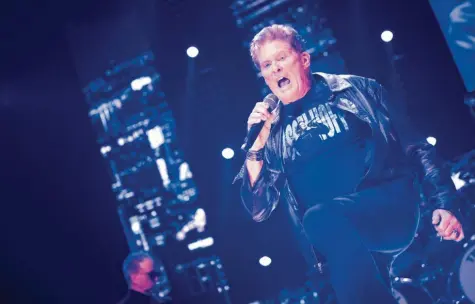  ?? Foto: Sina Schuldt, dpa ?? Bis zu 12 000 Zuschauer passen in die Münchner Olympiahal­le. Bei Hasselhoff­s Konzert am Sonntagabe­nd waren gerade mal 3000 da.