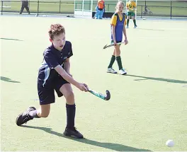  ?? Photograph­s by AMANDA EMARY. ?? Right: Drouids player Flynne Furphy puts some power behind this pass in the under 15 game at Bellbird Park.