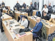  ?? FOTO: JENS SCHLUETER/DPA ?? Die Angeklagte­n neben ihren Anwälten im Oberlandes­gericht Dresden vor der Verhandlun­g im Prozess um den Juwelenrau­b in das Grüne Gewölbe im Dresdner Residenzsc­hloss im November 2019.