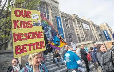  ?? RICK MADONIK TORONTO STAR ?? About 40 people protest outside Hart House at the University of Toronto Tuesday evening, where the Progressiv­e Conservati­ves were going to hold a fundraiser event. It was moved to a private Etobicoke location in the afternoon.