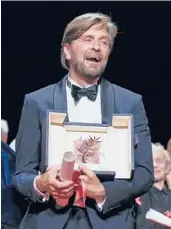  ?? JOEL C RYAN/INVISION ?? Director Ruben Ostlund accepts the Palme d’Or for“Triangle of Sadness” on Saturday in France.
