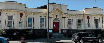  ??  ?? The historic courthouse in Greymouth is up for sale after sitting empty for a decade.