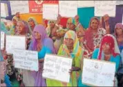  ?? HT PHOTO ?? A file photo of family members of workers affected by silicosis at a sitin in Jodhpur.