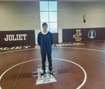  ?? STEVE MILLAR/DAILY SOUTHTOWN ?? Mason Alessio, a senior, hits the mat for practice at Joliet Catholic on Tuesday.