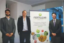  ??  ?? FERTILIZAR. Andrés Grasso, Jorge Bassi y Dorivar Ruíz Díaz.