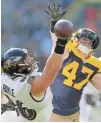  ?? ADAM WESLEY/USA TODAY NETWORK-WISCONSIN ?? Ravens tight end Nick Boyle (86) dives for the ball against Packers linebacker Jake Ryan (47) in the first quarter.