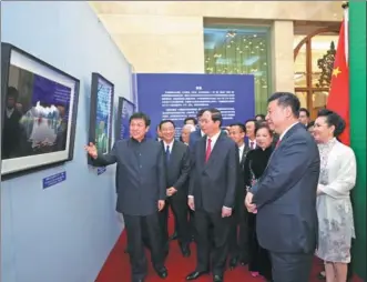  ?? JU PENG / XINHUA ?? President Xi Jinping and Vietnamese President Tran Dai Quang (center) visit the photo exhibition Vietnam in Chinese Photograph­ers’ Eyes in the Great Hall of the People in Beijing on Thursday.