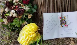  ?? ?? Memorabili­a afuera de la casa de Amy Winehouse.
Imagen: Sertan Sanderson/DW