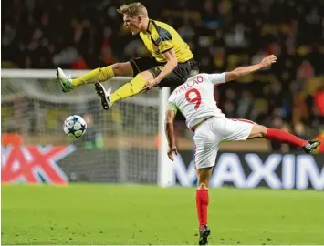  ?? Foto: afp ?? Matthias Ginter hat hier zwar die Lufthoheit im Duell mit Monacos Stürmer Radamel Falcao, den Treffer des Kolumbiane­rs zum zwischenze­itlichen 2:0 konnte der Dortmunder allerdings nicht verhindern.