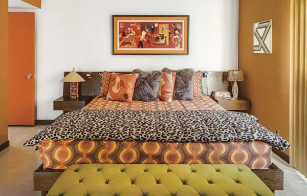  ??  ?? ABOVE: TRACY’S USE OF ORANGE TIES TOGETHER HER MIXTURE OF PATTERNS AND TEXTURES IN THIS MAIN BEDROOM.
BOTTOM, LEFT: IN THIS TWIN GUEST BEDROOM, TRACY DIYED THE VALANCES WITH BAMBOO FROM HOME DEPOT FOR A FUN ACCENT PIECE. THE FABRICS, AS WELL AS THE SKATEBOARD SHELVES ABOVE THE BED, ARE ALSO DESIGNED BY TRACY.