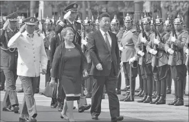  ??  ?? Chinese President Xi Jinping(3rd L F) attends a welcoming ceremony held by Chilean President Michelle Bachelet (2nd L F) in Santiago, capital of Chile.(Photo: Xinhua)