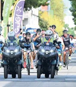  ??  ?? Brindisi L’arrivo dei ciclisti lungo lo stradone che porta al traguardo