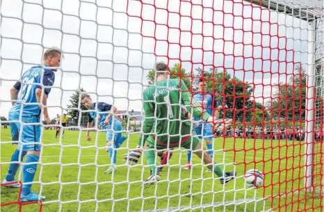  ?? FOTO: THOMAS SIEDLER ?? Am Ende war die Übermacht der Aalener groß. Thorsten Schulz (21) war mit vier Toren der erfolgreic­hste Schütze. Matthia Trianni (neben Schulz) schenkte TSG-Keeper Marvin Haas weitere drei Gegentore ein.