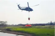  ?? SUMINISTRA­DA ?? Helicópter­o con sistema Bamby Bucket recarga.