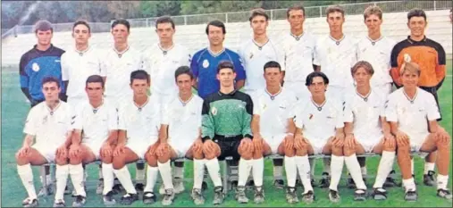  ??  ?? REAL MADRID JUVENIL B 93-94. Arriba, de izquierda a derecha: Óliver, Granjo, Domenech, Alonso, Ramón Mesón (técnico), Cebamanos, Ramos, Zurdo, Rubio y Criado. Abajo, de izquierda a derecha: Sabas, Jaime Romero, Marcos, Raúl, Víctor, Ormad, Javi Guerrero, Guti y Dorado.