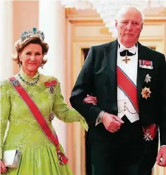  ??  ?? Belohnt für den Kampf um ihre Liebe: König Harald V. und Königin Sonja von Norwegen feiern im August ihren 50. Hochzeitst­ag.