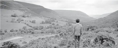  ?? [MUSIC BOX FILMS PHOTO] ?? Elizabeth Chatwin, Bruce Chatwin's widow, appears in a scene from Werner Herzog's documentar­y “Nomad: In the Footsteps of Bruce Chatwin.”