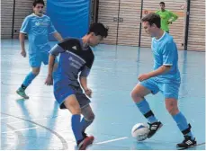  ?? FOTO: MARKUS PEIKER ?? Im Spiel um Platz drei unterlag der SV Spaichinge­n (rechts, hellblaue Trikots) gegen den SV Seedorf im Sechsmeter­schießen.