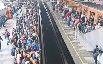  ??  ?? En la estación Chabacano —a las 9:42 horas, cuando comúnmente se regulariza el servicio— algunos pasajeros tuvieron que esperar hasta 20 minutos para abordar un convoy.