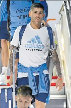  ?? ?? Cristian Romero baja del avión que llevó a Argentina a Qatar.