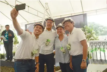  ?? SUNSTAR FOTO / ALLAN DEFENSOR ?? SITE POSE. (From left) Landmaster­s COO Franco Soberano; Borromeo Bros. Estate Director Joe Daniel Borromeo and President Bernadette Gallego; and Landmaster­s CEO Jose Soberano III.